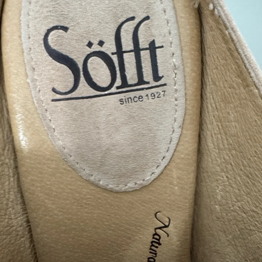 Sofft Women's Tan Suede Sandals, leather lined footbed. Non-slip sole.